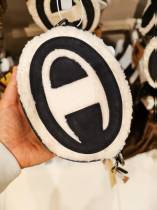 冠军 69.9元 仿羊羔绒斜挎包 637149 -KD（限时一口价线上线下同时售卖 不保证有货 ） 商品图1