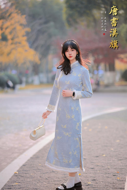 【温岚】浅蓝色提花面料搭配毛绒镶边，长袖加绒款兼顾传统雅致与秋冬保暖性，柔和小立领缀小巧盘扣，不卡脖子还显脸小；修身剪裁顺着身材曲线，坐下不顶肚子，遮肉显瘦显比例。 商品图7