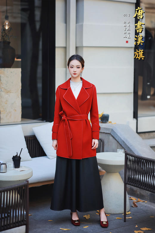 【烽波领】正红色羊毛大衣 新中式收腰系带毛呢外套，精选纯羊毛面料，触感柔软厚实，保暖性拉满，冬日穿着轻盈不压身，兼顾温度与质感西装翻领搭配收腰系带，可自由调节腰线，勾勒曼妙身形；中长款版型修饰身材比例 商品图0