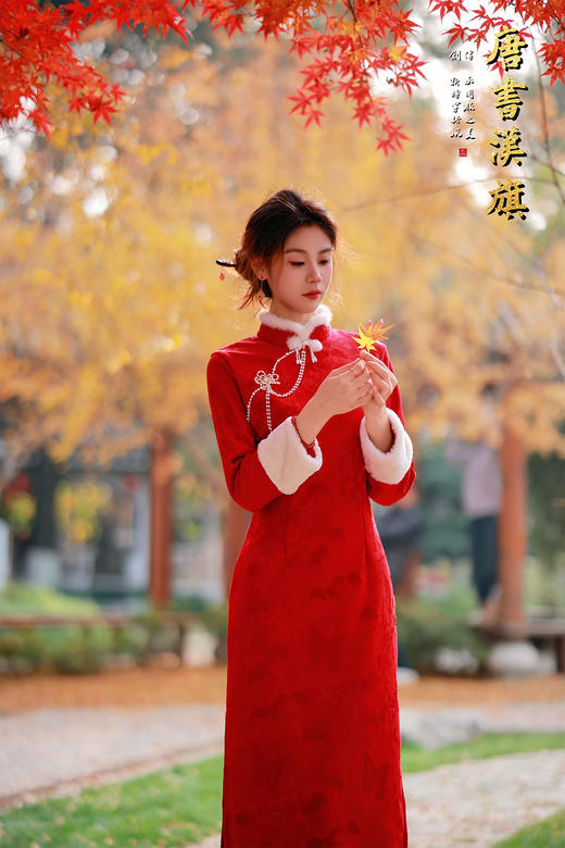 【岁宴朱华】新年红冬季加绒改良旗袍，正红提花面料搭配柔糯毛绒镶边，自带节日氛围感小立领配珍珠链条装饰，盘扣点缀尽显东方雅致；修身剪裁贴合身形 商品图4