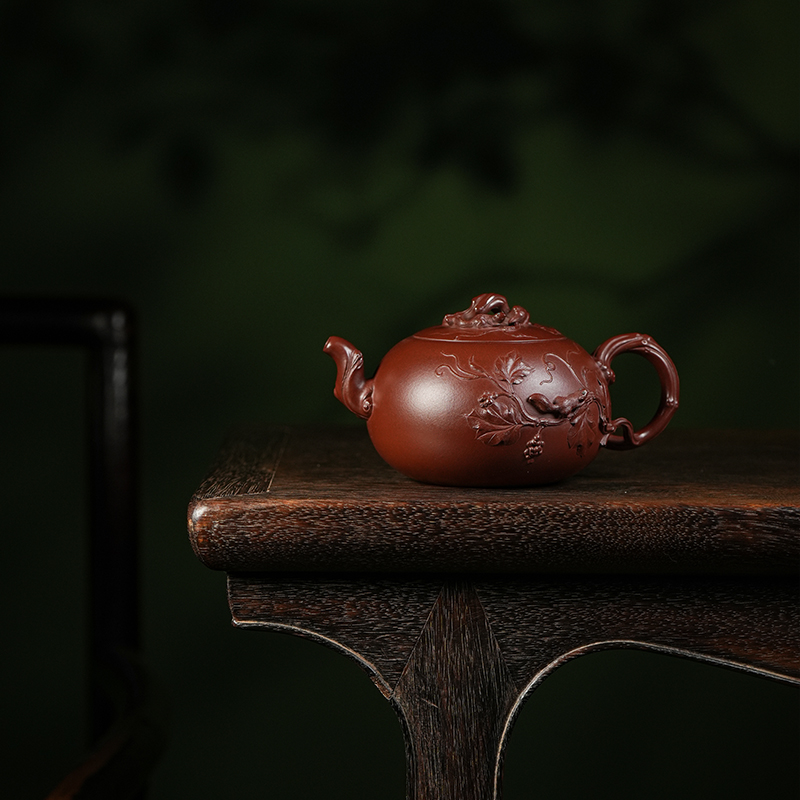 龙德堂陶艺 徐飞制《松鼠葡萄》原矿紫朱泥 310cc 库存请咨询客服