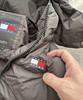 全新正品美版Tommy90白鸭绒高克重连帽可拆卸男士防水保暖羽绒马甲
S M L 三个码，欧码偏大 商品缩略图3