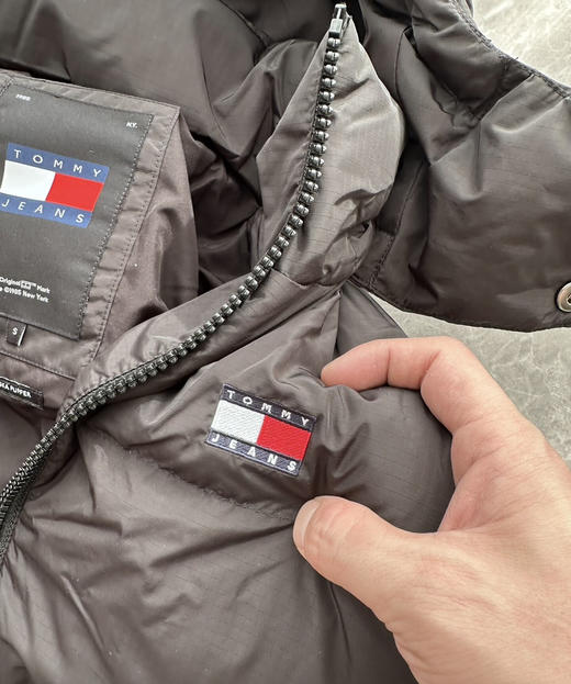 全新正品美版Tommy90白鸭绒高克重连帽可拆卸男士防水保暖羽绒马甲
S M L 三个码，欧码偏大 商品图3
