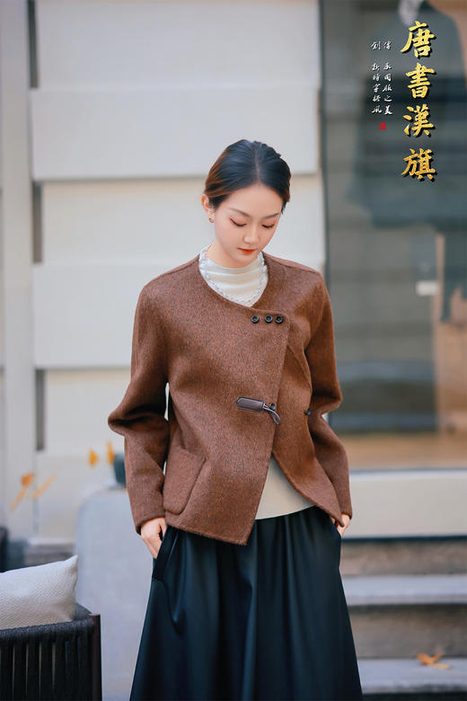 【栗棕牛角扣】焦糖棕羊毛短外套 新中式斜襟盘扣国风毛呢开衫精选羊毛面料，触感软糯厚实，保暖性优异，冬日单穿或叠穿都合适，轻盈不压身。圆领搭配斜襟金属扣与暗纹盘扣，融入传统国风元素；短款宽松版型不挑身材 商品图7