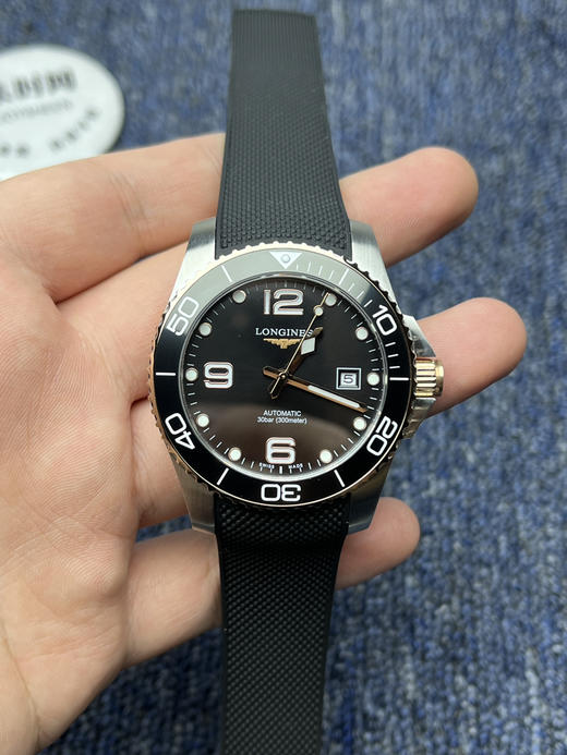 浪琴新款康卡斯系列 黑色盘 间玫金款 男士腕表 增强夜光持久效果！
机芯：搭载进口西铁城 商品图1