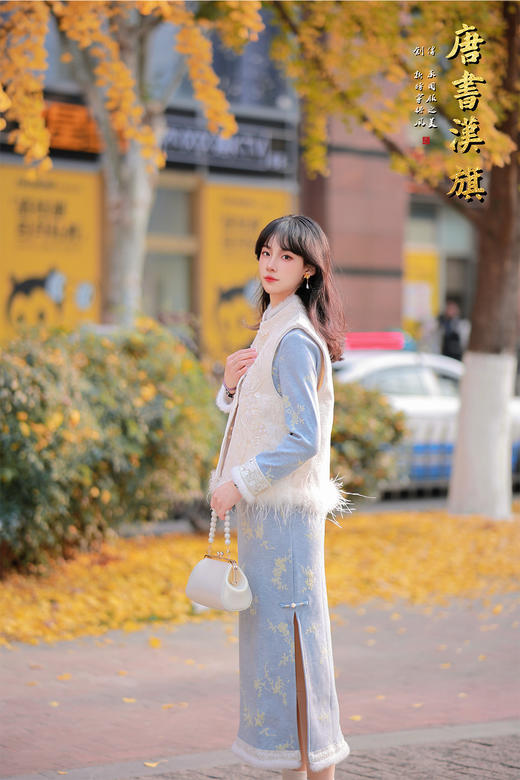 【温岚】浅蓝色提花面料搭配毛绒镶边，长袖加绒款兼顾传统雅致与秋冬保暖性，柔和小立领缀小巧盘扣，不卡脖子还显脸小；修身剪裁顺着身材曲线，坐下不顶肚子，遮肉显瘦显比例。 商品图6