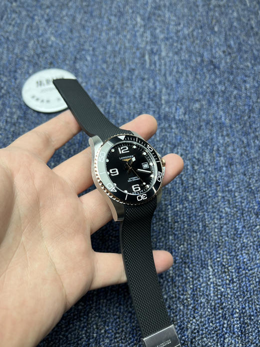 浪琴新款康卡斯系列 黑色盘 间玫金款 男士腕表 增强夜光持久效果！
机芯：搭载进口西铁城 商品图2