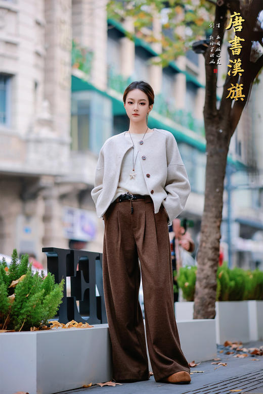 【简系轻暖（羊毛）】精选羊毛混纺面料，浅灰色调温柔百搭，触感软糯亲肤，秋冬穿着轻盈又保暖。无领圆襟搭配复古木质纽扣，利落剪裁打造宽松廓形，不挑身材，藏肉显瘦还能修饰肩颈线条。 商品图3