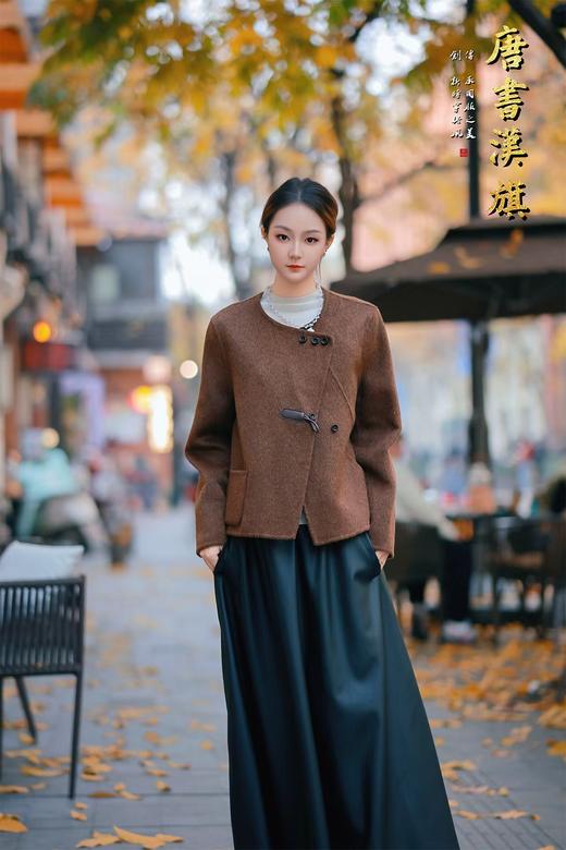 【栗棕牛角扣】焦糖棕羊毛短外套 新中式斜襟盘扣国风毛呢开衫精选羊毛面料，触感软糯厚实，保暖性优异，冬日单穿或叠穿都合适，轻盈不压身。圆领搭配斜襟金属扣与暗纹盘扣，融入传统国风元素；短款宽松版型不挑身材 商品图0