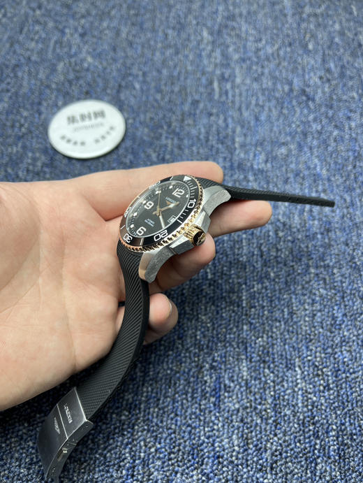 浪琴新款康卡斯系列 黑色盘 间玫金款 男士腕表 增强夜光持久效果！
机芯：搭载进口西铁城 商品图4