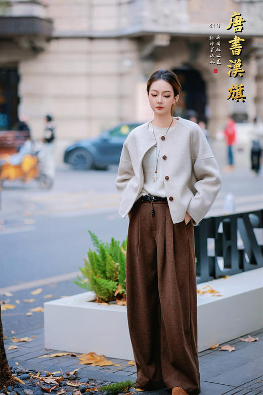 【简系轻暖（羊毛）】精选羊毛混纺面料，浅灰色调温柔百搭，触感软糯亲肤，秋冬穿着轻盈又保暖。无领圆襟搭配复古木质纽扣，利落剪裁打造宽松廓形，不挑身材，藏肉显瘦还能修饰肩颈线条。 商品图2