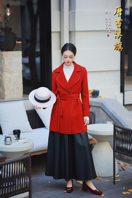 【烽波领】正红色羊毛大衣 新中式收腰系带毛呢外套，精选纯羊毛面料，触感柔软厚实，保暖性拉满，冬日穿着轻盈不压身，兼顾温度与质感西装翻领搭配收腰系带，可自由调节腰线，勾勒曼妙身形；中长款版型修饰身材比例 商品图3