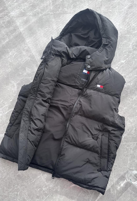 全新正品美版Tommy90白鸭绒高克重连帽可拆卸男士防水保暖羽绒马甲
S M L 三个码，欧码偏大 商品图0
