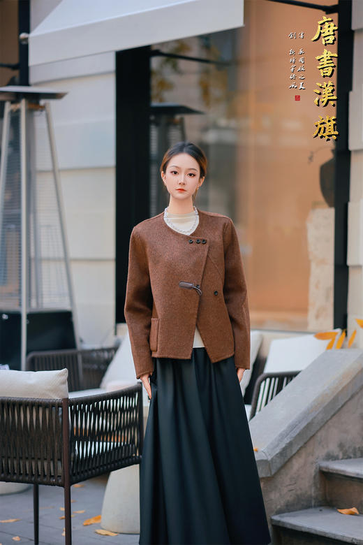 【栗棕牛角扣】焦糖棕羊毛短外套 新中式斜襟盘扣国风毛呢开衫精选羊毛面料，触感软糯厚实，保暖性优异，冬日单穿或叠穿都合适，轻盈不压身。圆领搭配斜襟金属扣与暗纹盘扣，融入传统国风元素；短款宽松版型不挑身材 商品图3