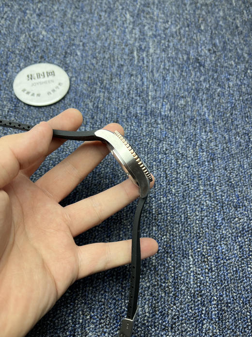 浪琴新款康卡斯系列 黑色盘 间玫金款 男士腕表 增强夜光持久效果！
机芯：搭载进口西铁城 商品图3