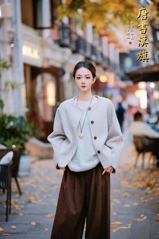 【简系轻暖（羊毛）】精选羊毛混纺面料，浅灰色调温柔百搭，触感软糯亲肤，秋冬穿着轻盈又保暖。无领圆襟搭配复古木质纽扣，利落剪裁打造宽松廓形，不挑身材，藏肉显瘦还能修饰肩颈线条。 商品图1