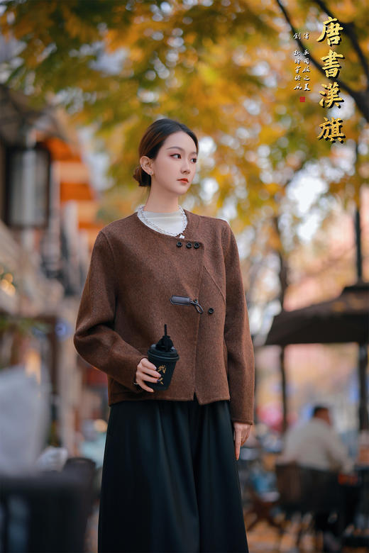 【栗棕牛角扣】焦糖棕羊毛短外套 新中式斜襟盘扣国风毛呢开衫精选羊毛面料，触感软糯厚实，保暖性优异，冬日单穿或叠穿都合适，轻盈不压身。圆领搭配斜襟金属扣与暗纹盘扣，融入传统国风元素；短款宽松版型不挑身材 商品图2
