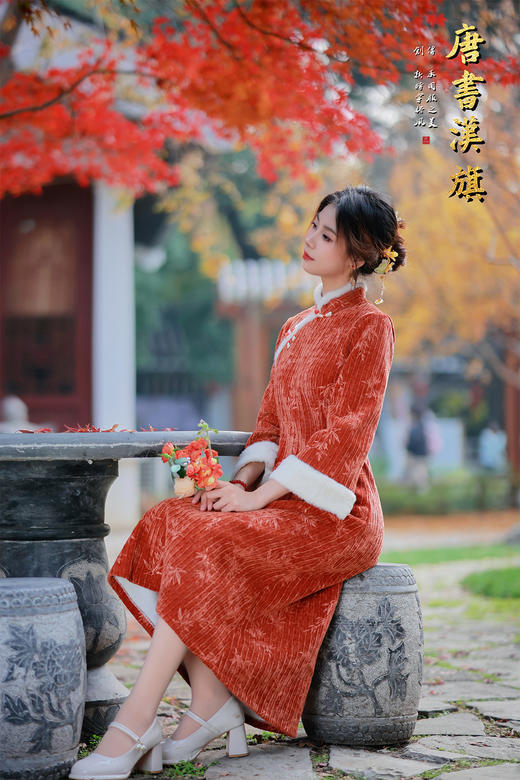 【秋枫韵】焦糖橘竖纹提花面料搭配软糯毛绒镶边，自带秋日银杏与红枫的温柔氛围感小立领配斜襟盘扣，竹叶提花纹样暗藏东方韵味；直筒剪裁不挑身材，梨形、微胖身材也能轻松驾驭 商品图7