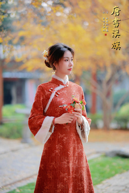 【秋枫韵】焦糖橘竖纹提花面料搭配软糯毛绒镶边，自带秋日银杏与红枫的温柔氛围感小立领配斜襟盘扣，竹叶提花纹样暗藏东方韵味；直筒剪裁不挑身材，梨形、微胖身材也能轻松驾驭 商品图6