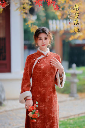 【秋枫韵】焦糖橘竖纹提花面料搭配软糯毛绒镶边，自带秋日银杏与红枫的温柔氛围感小立领配斜襟盘扣，竹叶提花纹样暗藏东方韵味；直筒剪裁不挑身材，梨形、微胖身材也能轻松驾驭