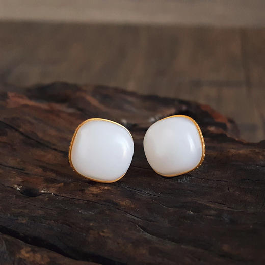 【天然正品】AU750黄金镶天然新疆且末料细腻一级白油润度佳方形和田玉耳钉18.2*13.2*13.2MM（皆取最大值）女士 031125TJ30 商品图3