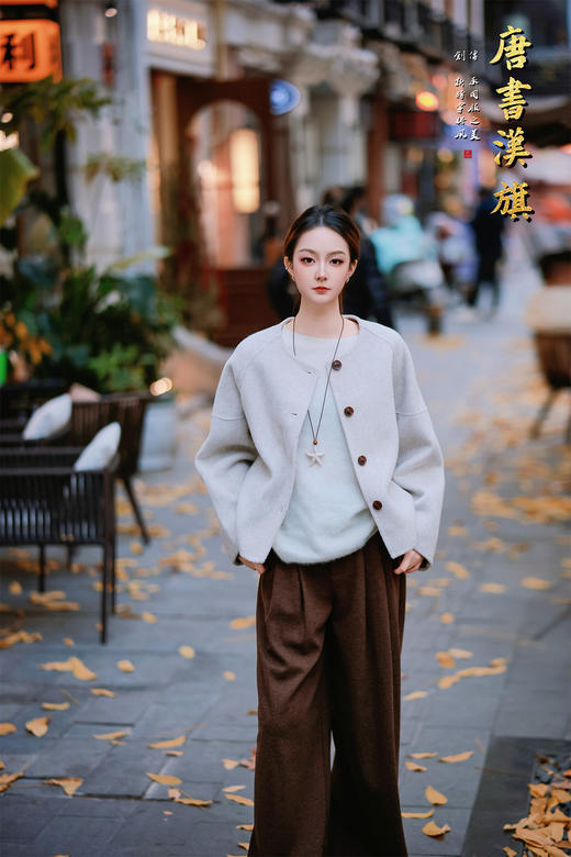 【简系轻暖（羊毛）】精选羊毛混纺面料，浅灰色调温柔百搭，触感软糯亲肤，秋冬穿着轻盈又保暖。无领圆襟搭配复古木质纽扣，利落剪裁打造宽松廓形，不挑身材，藏肉显瘦还能修饰肩颈线条。 商品图6