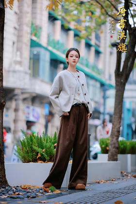 【简系轻暖（羊毛）】精选羊毛混纺面料，浅灰色调温柔百搭，触感软糯亲肤，秋冬穿着轻盈又保暖。无领圆襟搭配复古木质纽扣，利落剪裁打造宽松廓形，不挑身材，藏肉显瘦还能修饰肩颈线条。