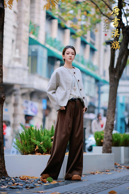 【简系轻暖（羊毛）】精选羊毛混纺面料，浅灰色调温柔百搭，触感软糯亲肤，秋冬穿着轻盈又保暖。无领圆襟搭配复古木质纽扣，利落剪裁打造宽松廓形，不挑身材，藏肉显瘦还能修饰肩颈线条。 商品图0