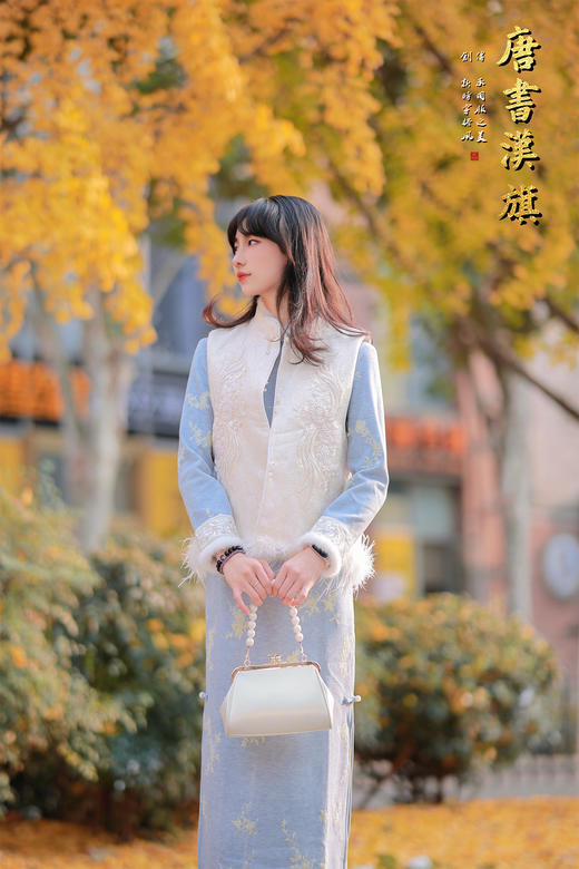 【温岚】浅蓝色提花面料搭配毛绒镶边，长袖加绒款兼顾传统雅致与秋冬保暖性，柔和小立领缀小巧盘扣，不卡脖子还显脸小；修身剪裁顺着身材曲线，坐下不顶肚子，遮肉显瘦显比例。 商品图2