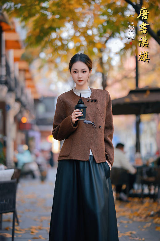 【栗棕牛角扣】焦糖棕羊毛短外套 新中式斜襟盘扣国风毛呢开衫精选羊毛面料，触感软糯厚实，保暖性优异，冬日单穿或叠穿都合适，轻盈不压身。圆领搭配斜襟金属扣与暗纹盘扣，融入传统国风元素；短款宽松版型不挑身材 商品图5