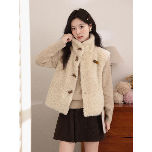 鹿向南「绒暖冬境」浅杏色无袖羊羔绒马甲背心女秋冬宽松短款外套 商品图2