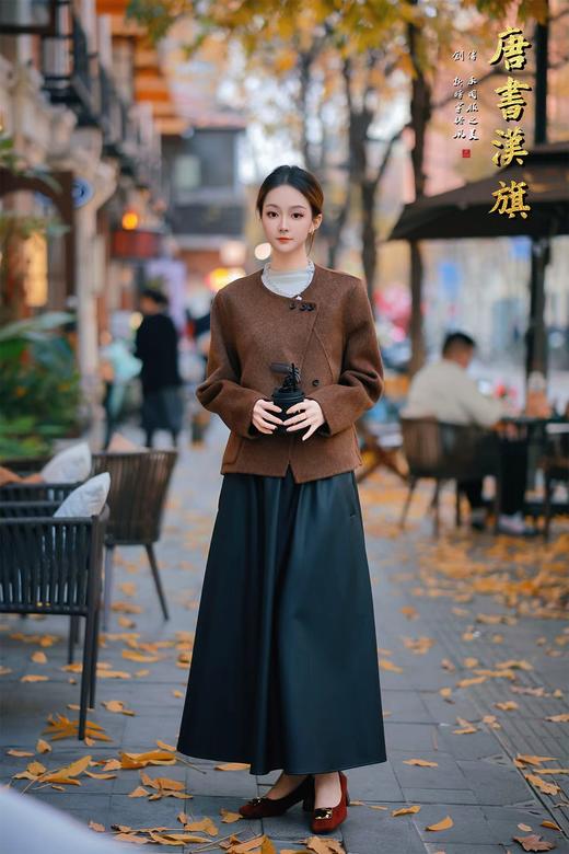 【栗棕牛角扣】焦糖棕羊毛短外套 新中式斜襟盘扣国风毛呢开衫精选羊毛面料，触感软糯厚实，保暖性优异，冬日单穿或叠穿都合适，轻盈不压身。圆领搭配斜襟金属扣与暗纹盘扣，融入传统国风元素；短款宽松版型不挑身材 商品图1