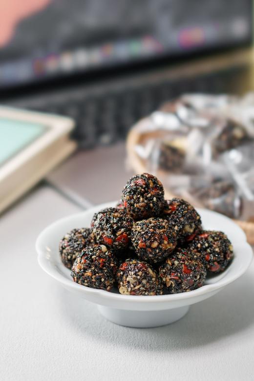 【新年版-红枣核桃枸杞黑芝麻丸】29.9💰抢2袋 ✅配料表干净👉精选优质黑芝麻➕宁夏无熏硫枸杞➕新疆红枣➕大块核桃仁 ✅真材实料，颗颗饱满，越嚼越香醇 商品图5