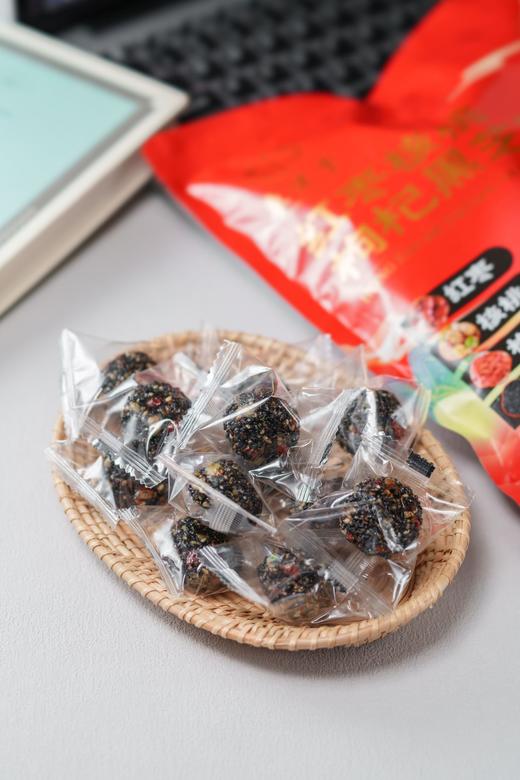 【新年版-红枣核桃枸杞黑芝麻丸】29.9💰抢2袋 ✅配料表干净👉精选优质黑芝麻➕宁夏无熏硫枸杞➕新疆红枣➕大块核桃仁 ✅真材实料，颗颗饱满，越嚼越香醇 商品图3