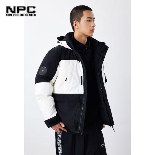 NPC潮牌左胸前小皇冠绣花黑白拼接连帽中长羽绒服NP28DJ49 商品图2