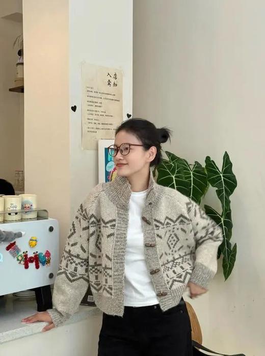 【美拉德复古提花牛角扣针织开衫外套】整体融合复古提花与经典牛角扣元素，将英伦学院风与冬日温暖感完美结合WD 商品图1