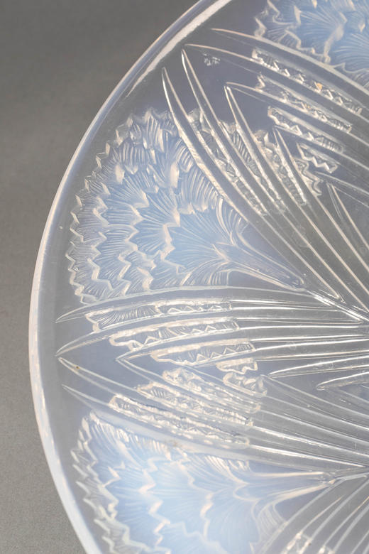 独角鹿西洋古董1932年法国顶级水晶工坊莱俪LALIQUE设计出品「OEILLETS 康乃馨」主题浅蓝色欧泊水晶浅口盘 商品图3