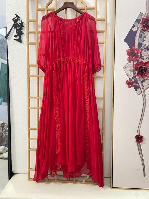 「断码清仓」喜庆红蕾丝拼接100%桑蚕丝真丝度假风连衣裙 L码 ZFYY217 商品图0