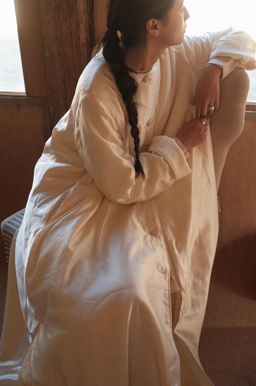 【限量】Cloud Dancer | “流光之茧”丝毛纺月白长袍 - 桑蚕丝里衬/纯羊毛绗棉内胆｜轻盈柔软温暖 商品图2