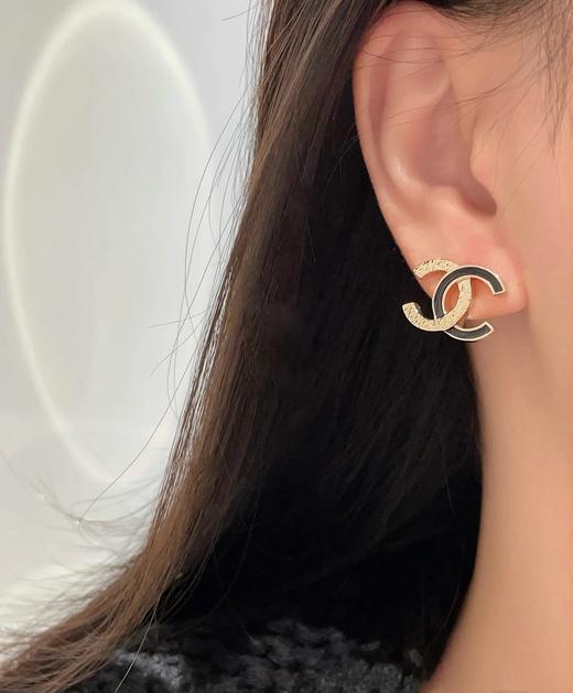 香奈儿 熔岩拼黑/白c耳钉(XJ) 商品图3