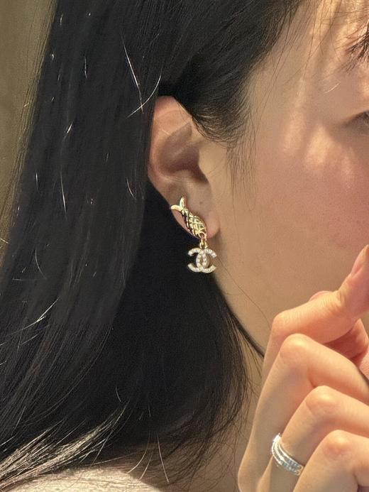香奈儿 25C早春新款 小鱼双C耳钉（XTY） 商品图3