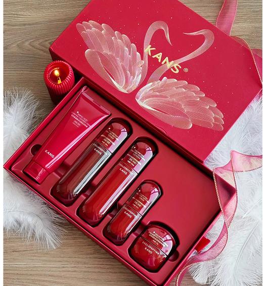 【新年礼】韩束红蛮腰礼盒2.0小天鹅版五件套，针对熬夜、脸部有干文松垮肌肤 ，改善暗黄 添加“环六肽”成分针对胶原流失，有效淡化干文细文，减缓皱文产生，像给皮肤底层搭支架，把松垮的皮肤一点点托起来。 商品图2