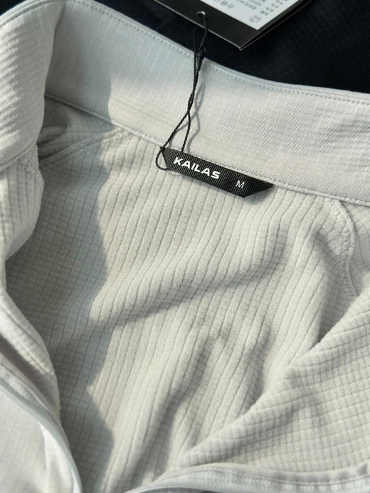 原单正品 KAILAS凯乐石男款立领半开胸阴离子抓绒衣，可作中内层保暖穿着，颜色：玄清黑 林墨绿 石墨灰白
尺码：m l xl xxl 3xl
原价990 商品图6