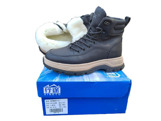 冬季新款羊毛马丁靴，型号：XT831-1黑色。  头层牛皮雪地靴 皮毛一体羊毛内里 商品图1