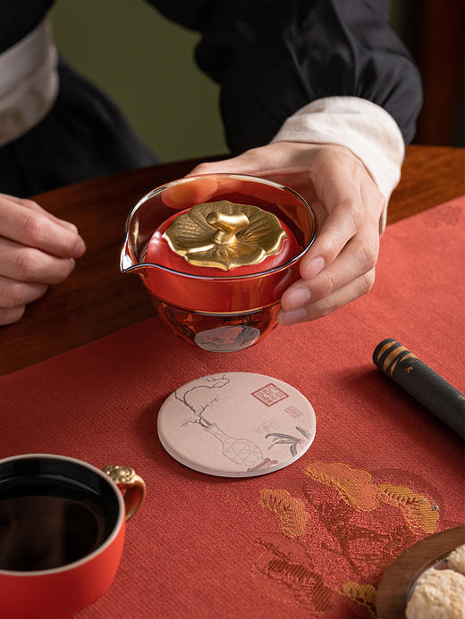 【百事如意茶香茶具套组】✅精选德化陶瓷，千度窑火高温烧制  ✅故宫红搭配金色，典雅华丽  ✅一套内含：茶壶、茶杯、檀香、水晶香坐、杯垫-HFDJ 商品图6