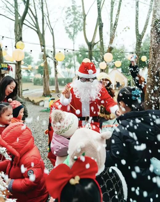 12.20已成团❗【双流黄龙溪】童年奇幻圣诞夜： 制作专属圣诞树、可以吃的巧克力圣诞树、圣诞棉花糖DIY、圣诞炭火烤鸡DIY、圣诞树亮灯仪式、圣诞老人送礼物…… 商品图1