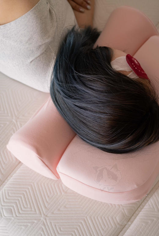 终于抢到秋冬德绒版了❗️  卖了上百个的颈椎枕❗️  【法国🇫🇷Cenmir森米尔·慢回弹护脊颈椎枕3.0】🏆骨科专家推荐，专业级护脊枕！ 商品图6