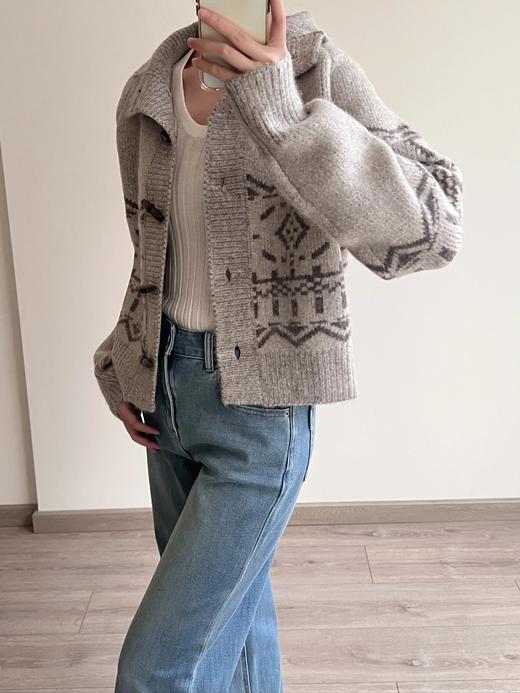 【美拉德复古提花牛角扣针织开衫外套】整体融合复古提花与经典牛角扣元素，将英伦学院风与冬日温暖感完美结合WD 商品图9