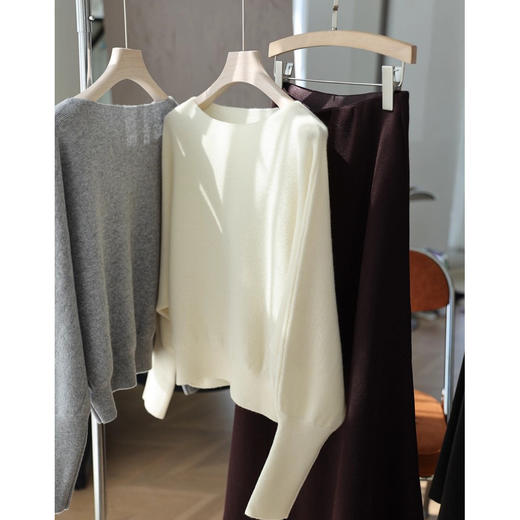 高品质温柔风！2025羊绒羊毛衫优雅一字领蝙蝠袖巨显瘦宽松毛衣女秋新款！ 商品图4