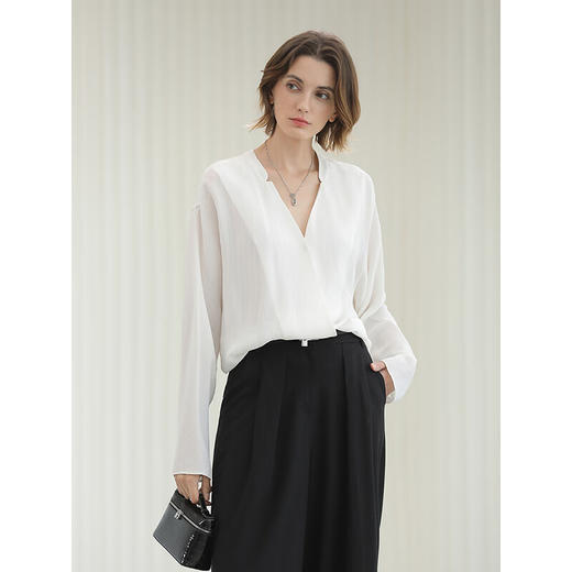 COCOBELLA静奢风工艺条纹微透视人丝衬衫女通勤V领衬衣SR3086 商品图0